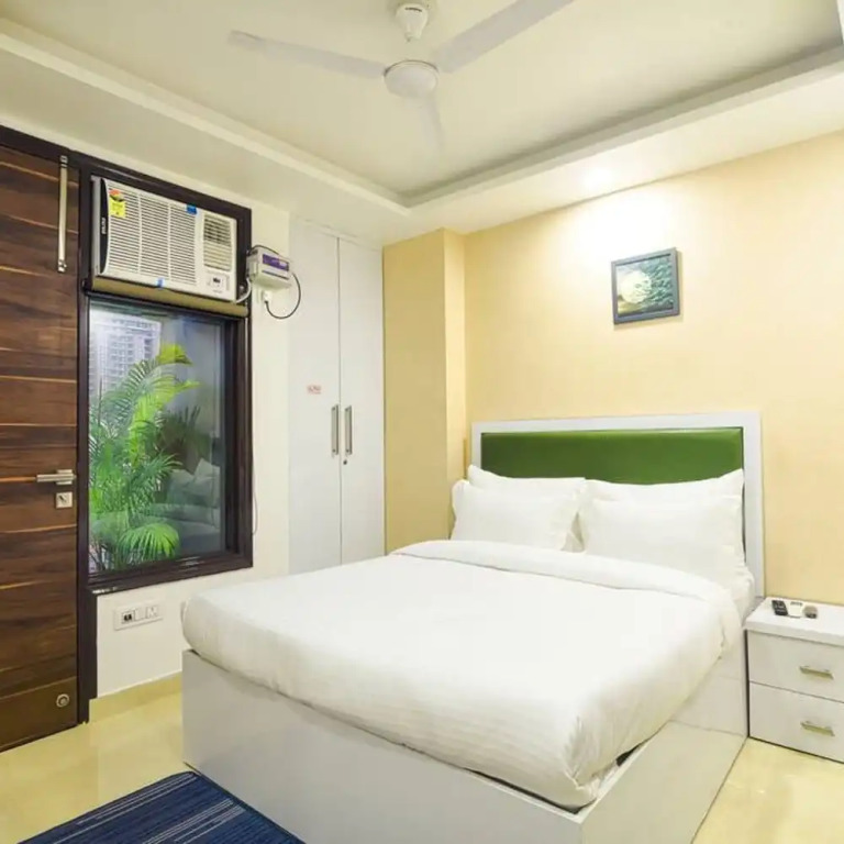 Гуруграм: Comfortable 1 Bhk Serviced Apartment w Hill View