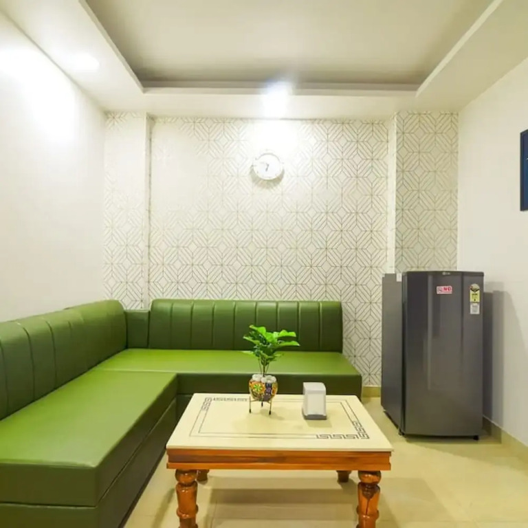 Гуруграм: Comfortable 1 Bhk Serviced Apartment w Hill View