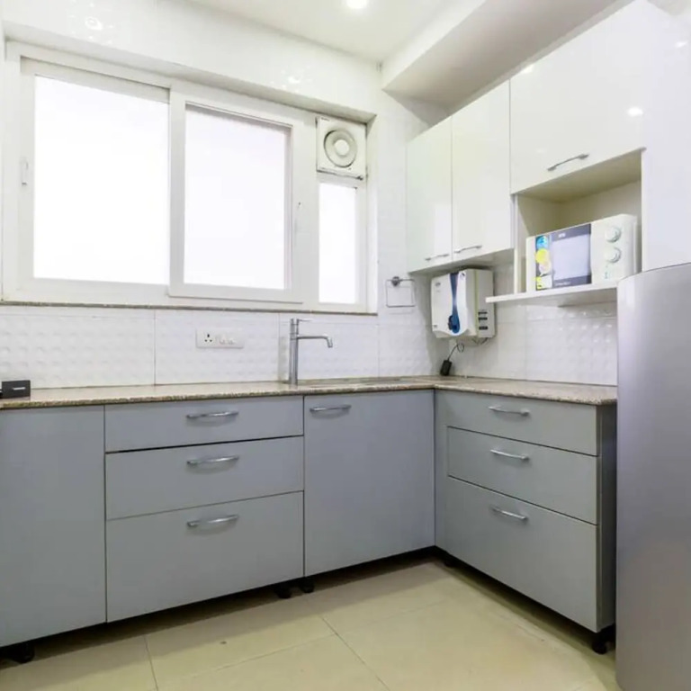 Гуруграм: Modern City Retreat 2bhk Paras Fortis Balcony