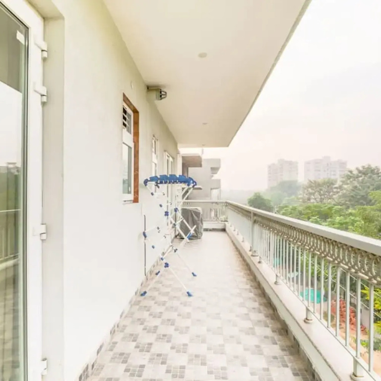Гуруграм: Modern City Retreat 2bhk Paras Fortis Balcony