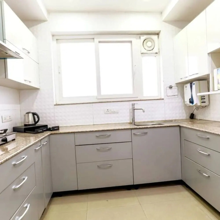 Гуруграм: Modern City Retreat 2bhk Paras Fortis Balcony