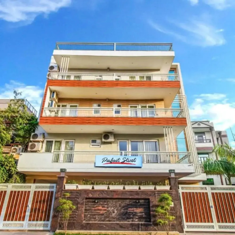 Modern City Retreat 2bhk Paras Fortis Balcony — фото 1