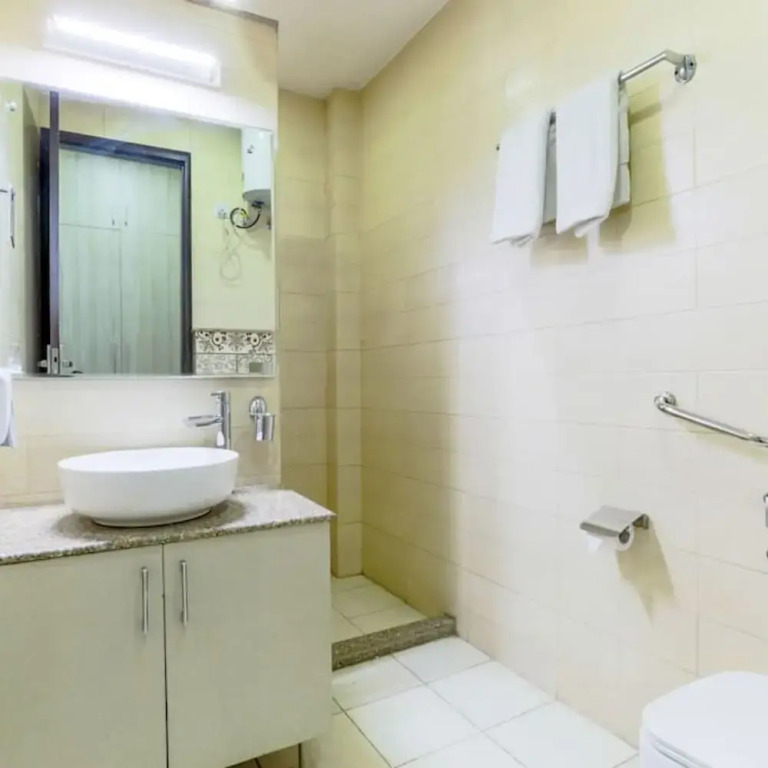 Гуруграм: Modern City Retreat 2bhk Paras Fortis Balcony
