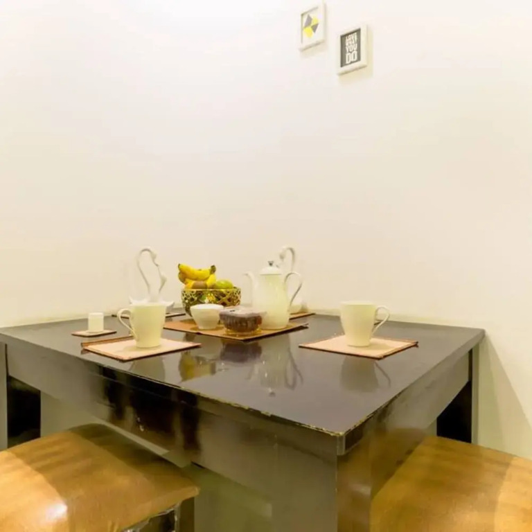 Гуруграм: Modern City Retreat 2bhk Paras Fortis Balcony