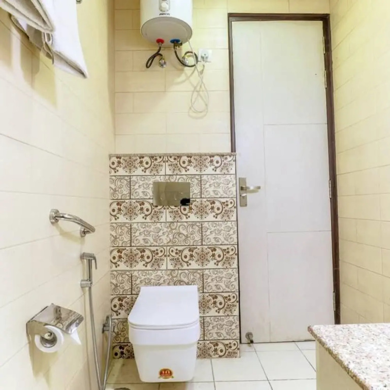 Гуруграм: Modern City Retreat 2bhk Paras Fortis Balcony