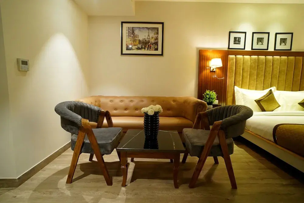 Гуруграм: Hotel Sakura Gold