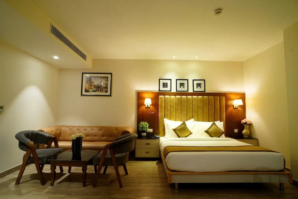 Гуруграм: Hotel Sakura Gold