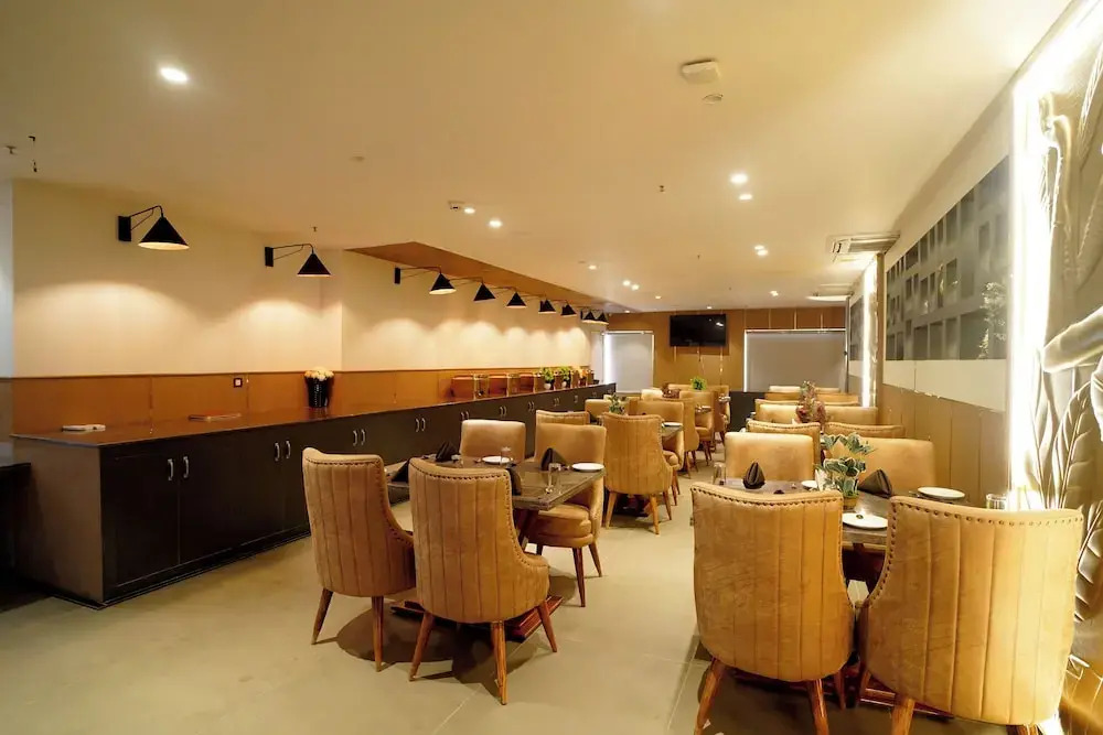 Гуруграм: Hotel Sakura Gold