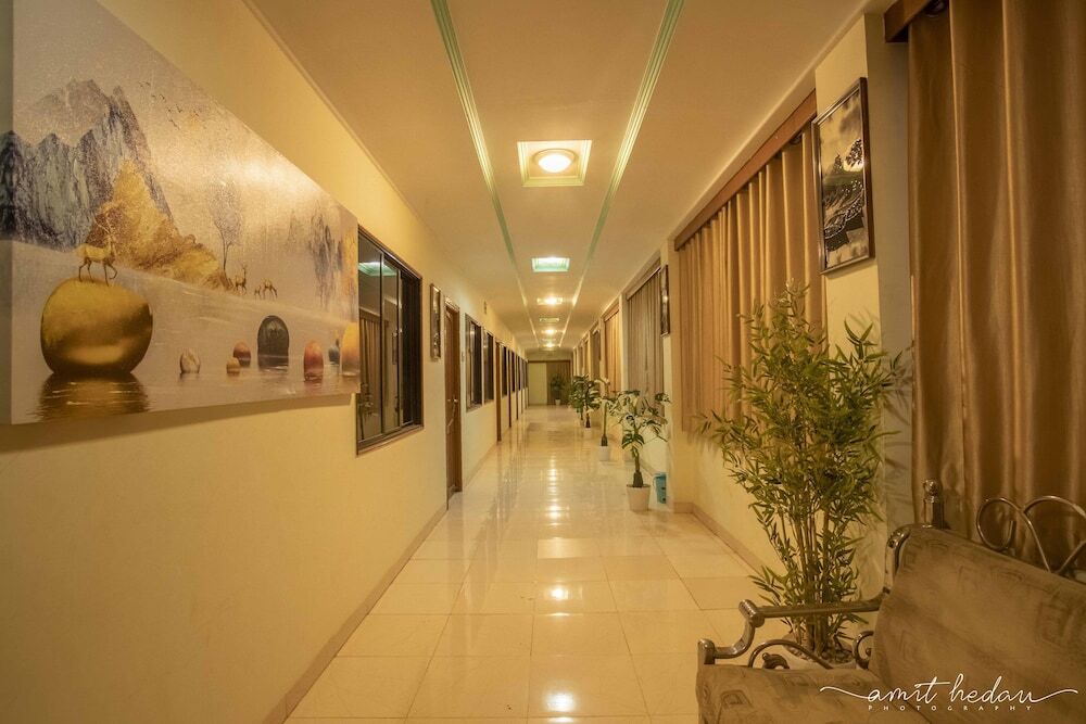 Бхудж: Hotel Dollor