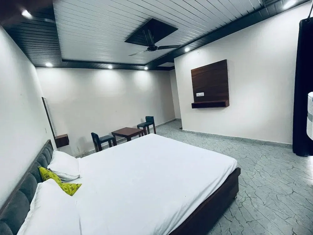 Файзабад: Ayodhya Dham Hotel By GRB