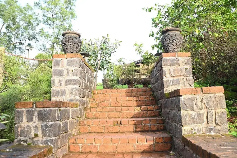 Лаваса: Bamboo and Bricks Resorts