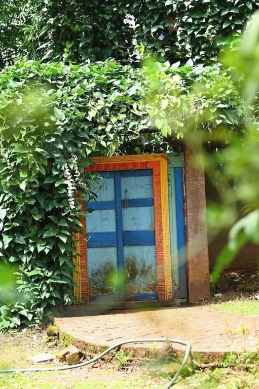 Лаваса: Bamboo and Bricks Resorts