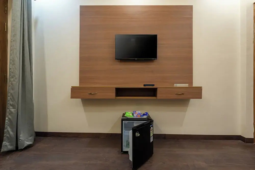 Нойда: Lime Tree Hotel & One BHK Serviced Apartment - Noida Sector 50 Metro