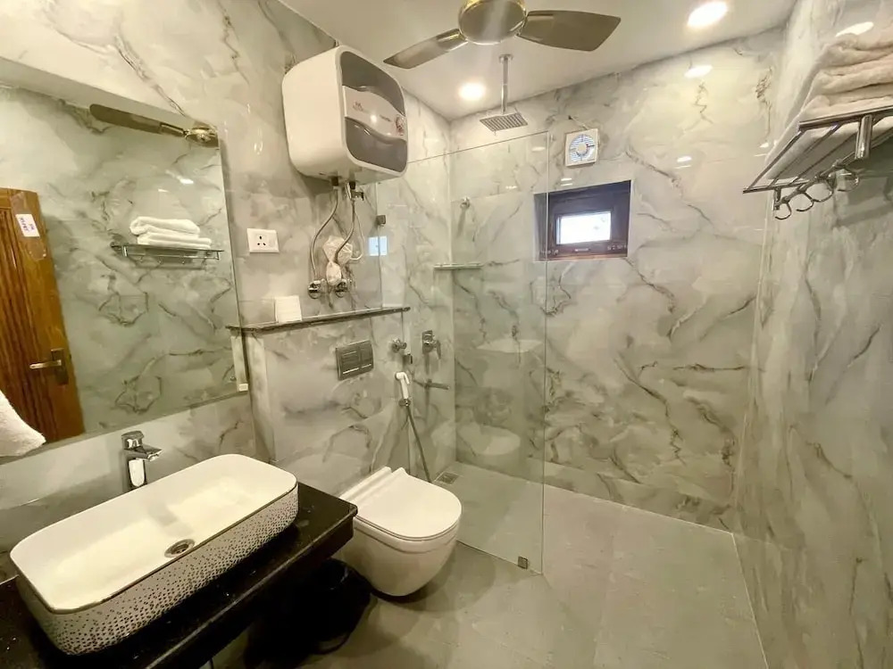 Нойда: Lime Tree Hotel & One BHK Serviced Apartment - Noida Sector 50 Metro
