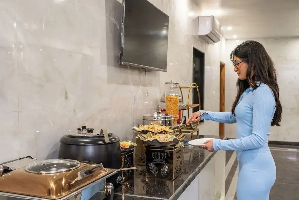 Нойда: Lime Tree Hotel & One BHK Serviced Apartment - Noida Sector 50 Metro