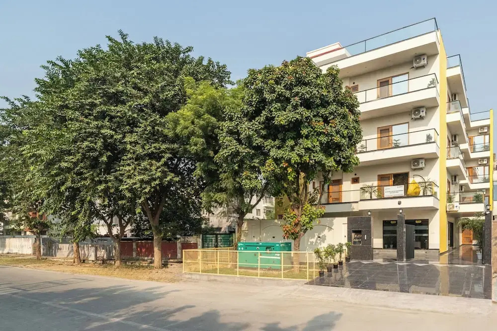 Нойда: Lime Tree Hotel & One BHK Serviced Apartment - Noida Sector 50 Metro