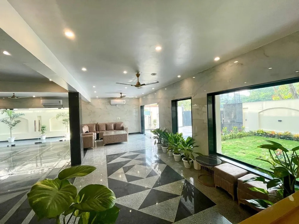 Нойда: Lime Tree Hotel & One BHK Serviced Apartment - Noida Sector 50 Metro