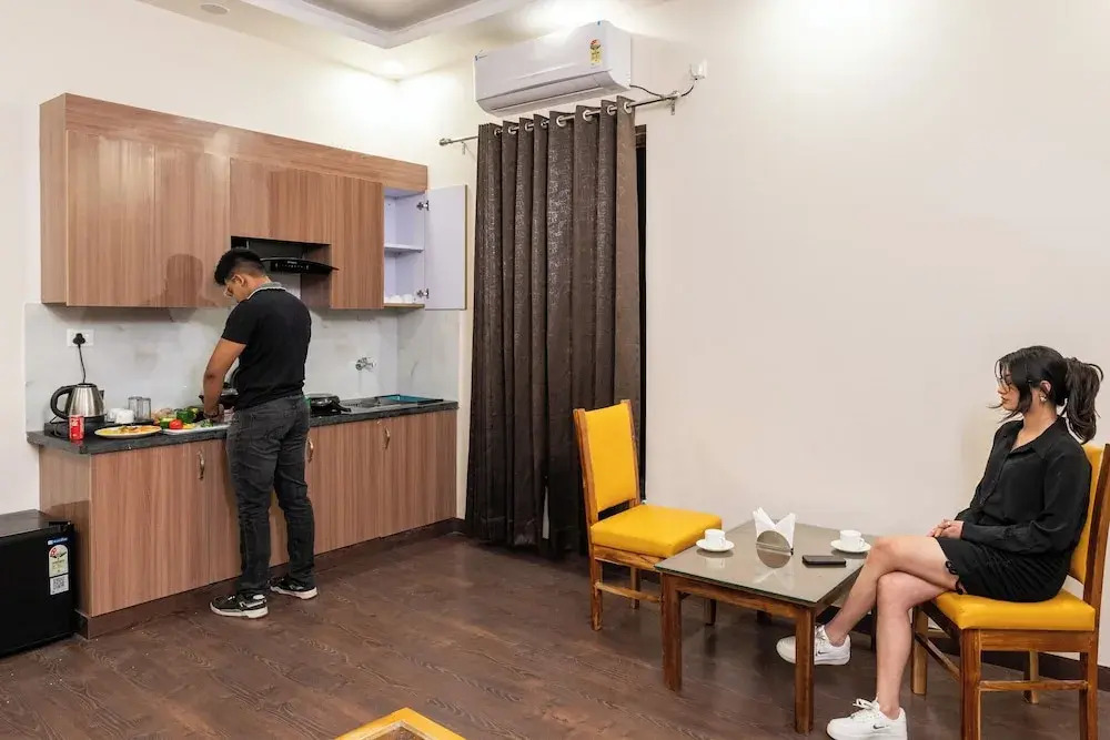 Нойда: Lime Tree Hotel & One BHK Serviced Apartment - Noida Sector 50 Metro
