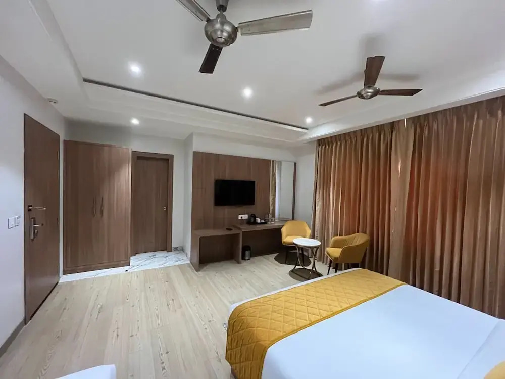 Вриндаван: Hotel Three Seasons