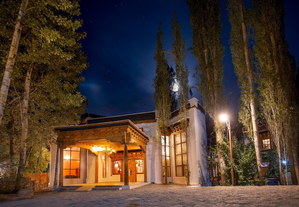 Лех: Lha - Ri - Sa Resort
