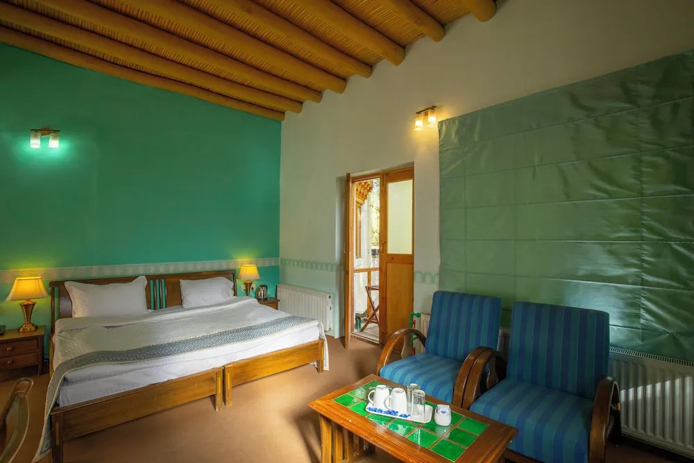 Лех: Lha - Ri - Sa Resort