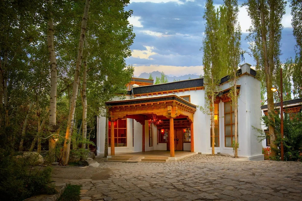 Лех: Lha - Ri - Sa Resort