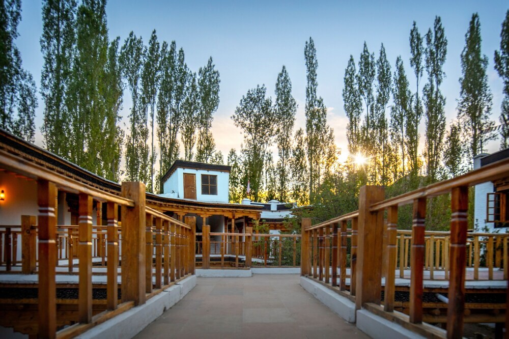 Лех: Lha - Ri - Sa Resort