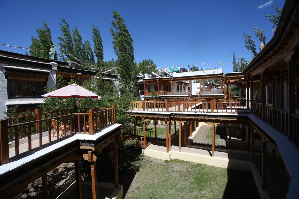 Лех: Lha - Ri - Sa Resort