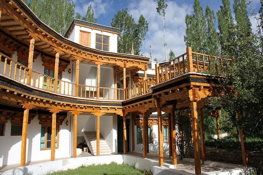 Лех: Lha - Ri - Sa Resort