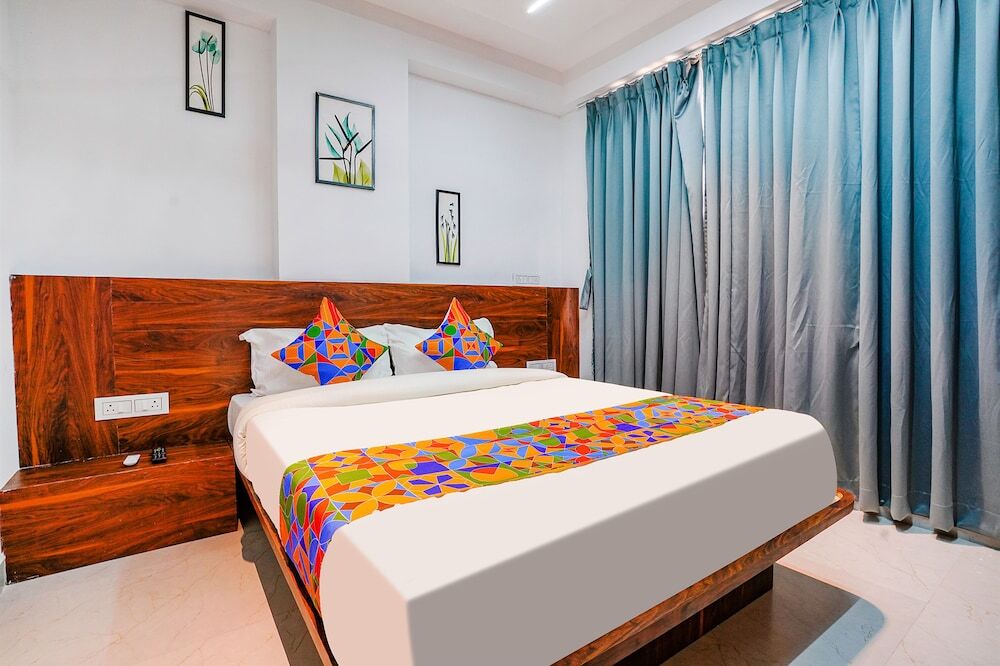 Вакад: Fabhotel Crystal Inn
