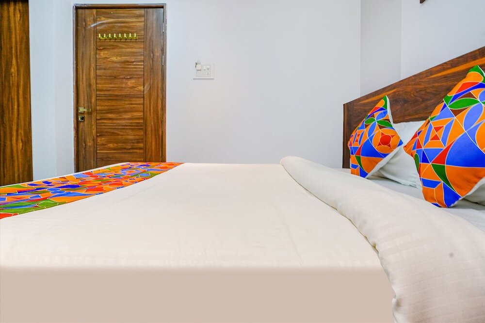 Вакад: Fabhotel Crystal Inn