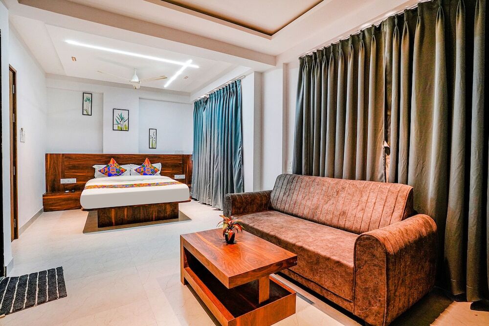 Вакад: Fabhotel Crystal Inn