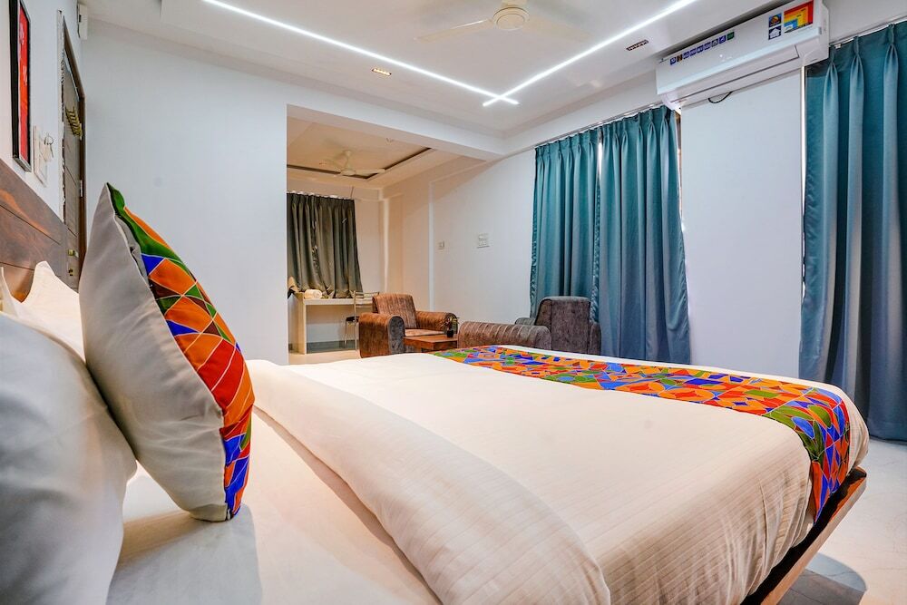 Вакад: Fabhotel Crystal Inn