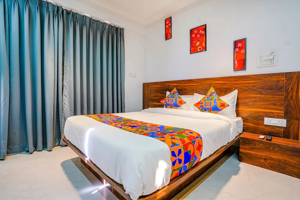 Вакад: Fabhotel Crystal Inn