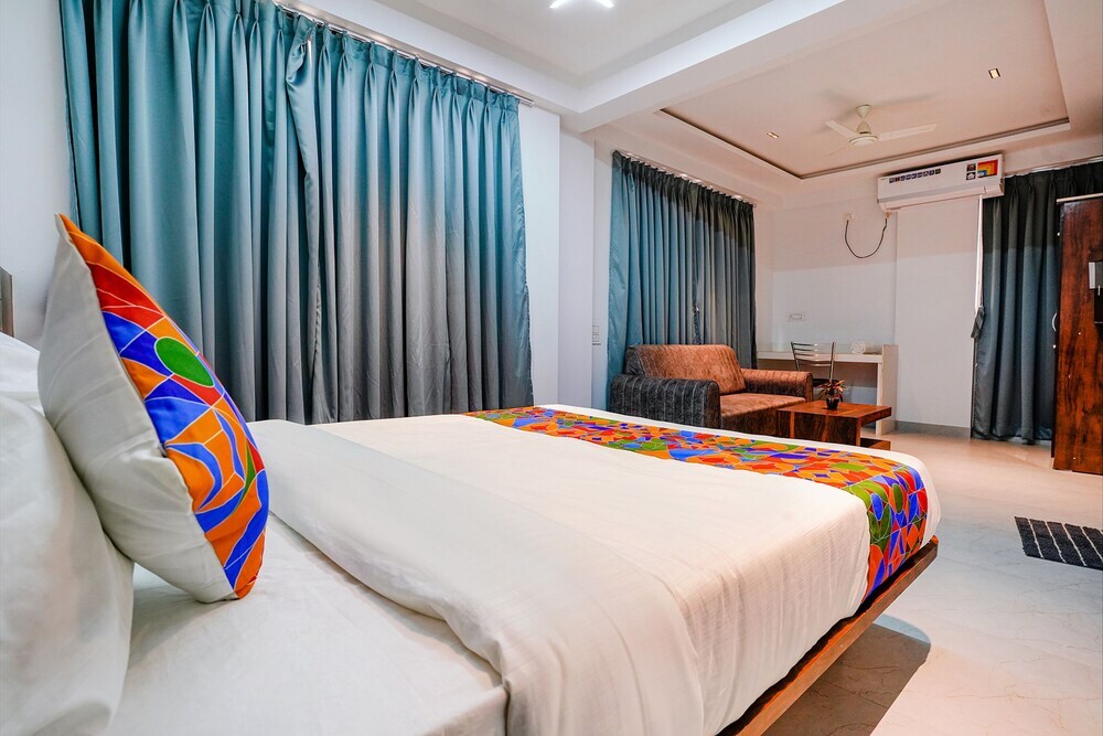 Вакад: Fabhotel Crystal Inn