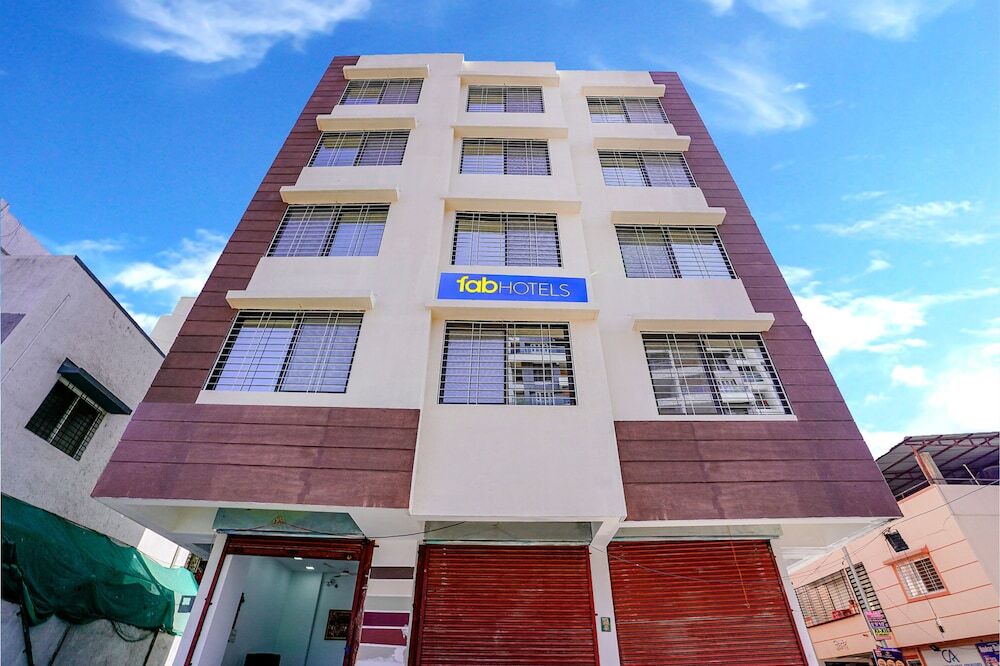 Вакад: Fabhotel Crystal Inn