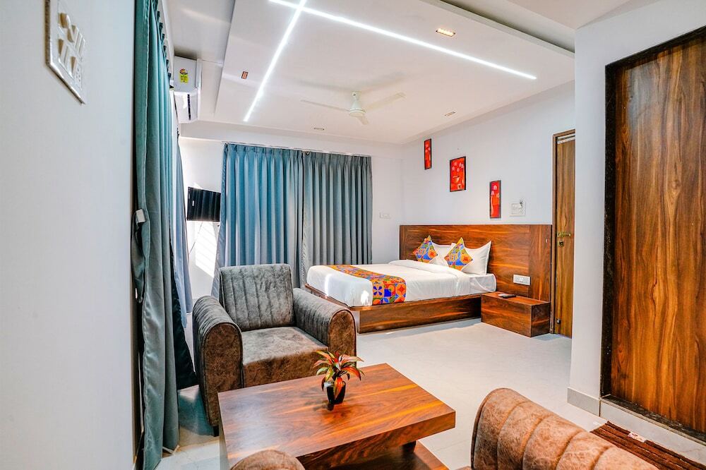 Вакад: Fabhotel Crystal Inn