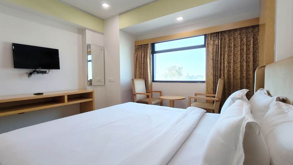 Ананд: The Sky Imperial Hotel The Maison