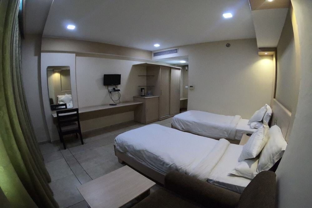 Ананд: The Sky Imperial Hotel The Maison