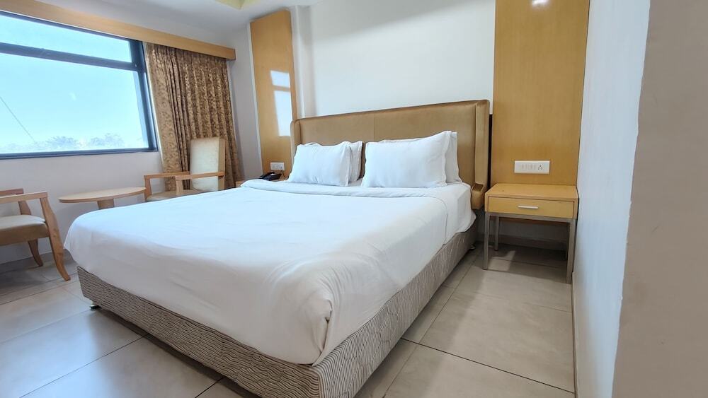 Ананд: The Sky Imperial Hotel The Maison