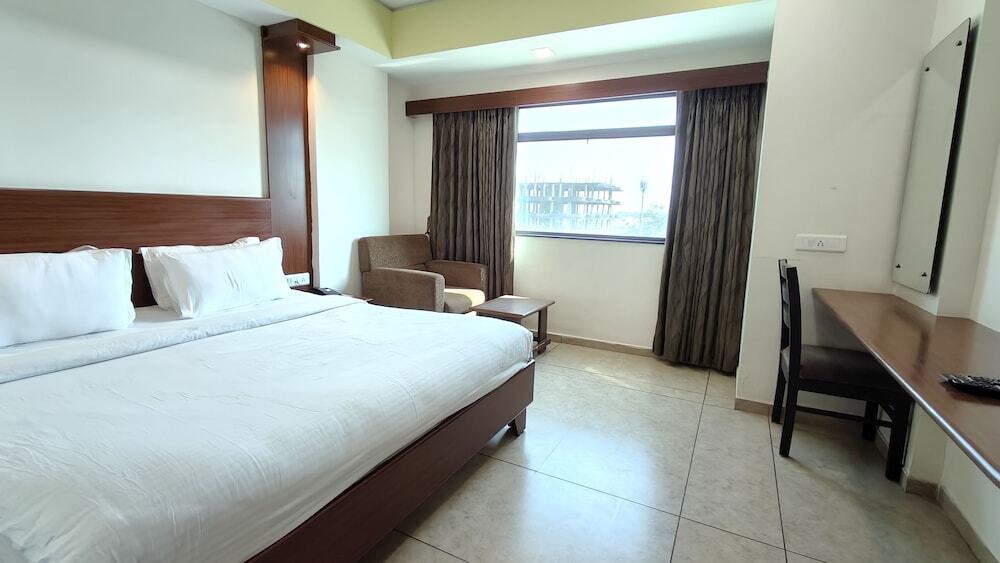 Ананд: The Sky Imperial Hotel The Maison