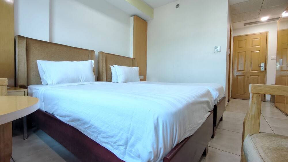Ананд: The Sky Imperial Hotel The Maison