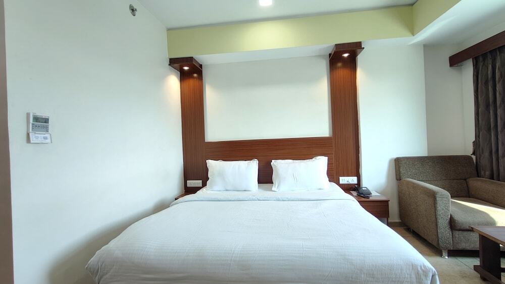 Ананд: The Sky Imperial Hotel The Maison