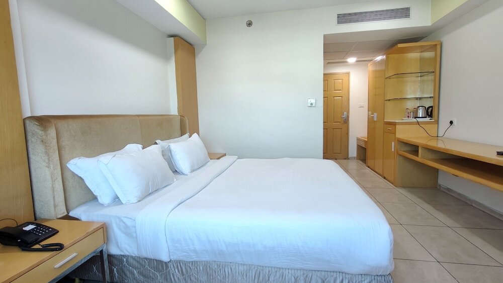 Ананд: The Sky Imperial Hotel The Maison