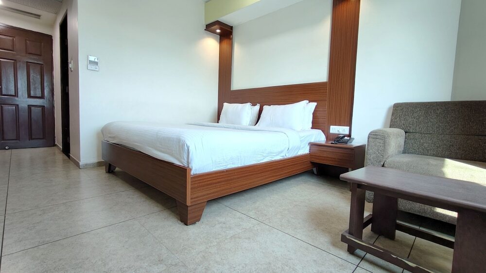 Ананд: The Sky Imperial Hotel The Maison
