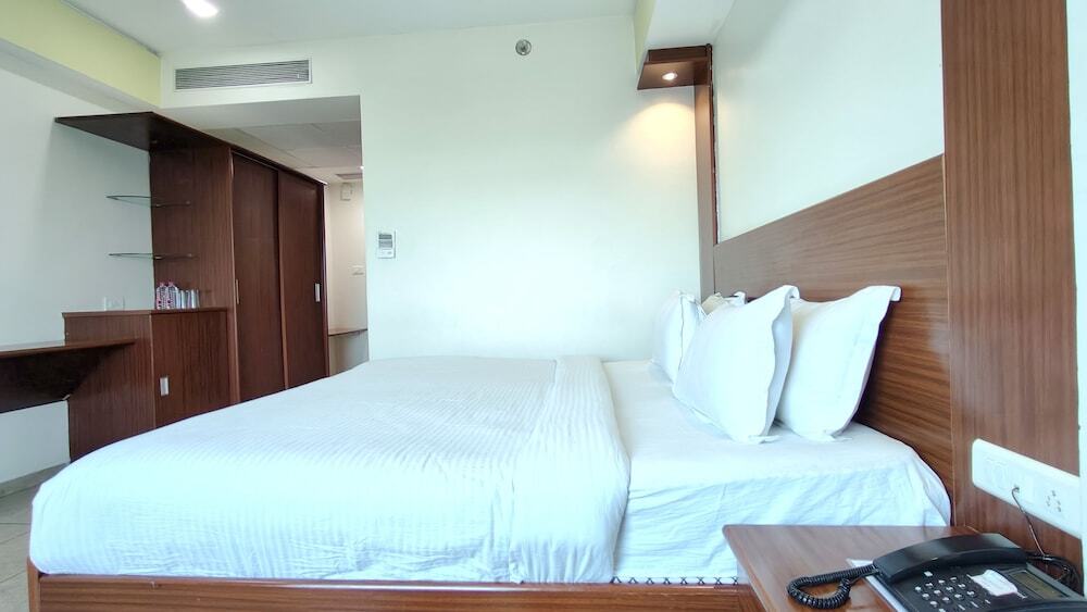 Ананд: The Sky Imperial Hotel The Maison