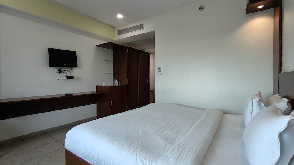 Ананд: The Sky Imperial Hotel The Maison