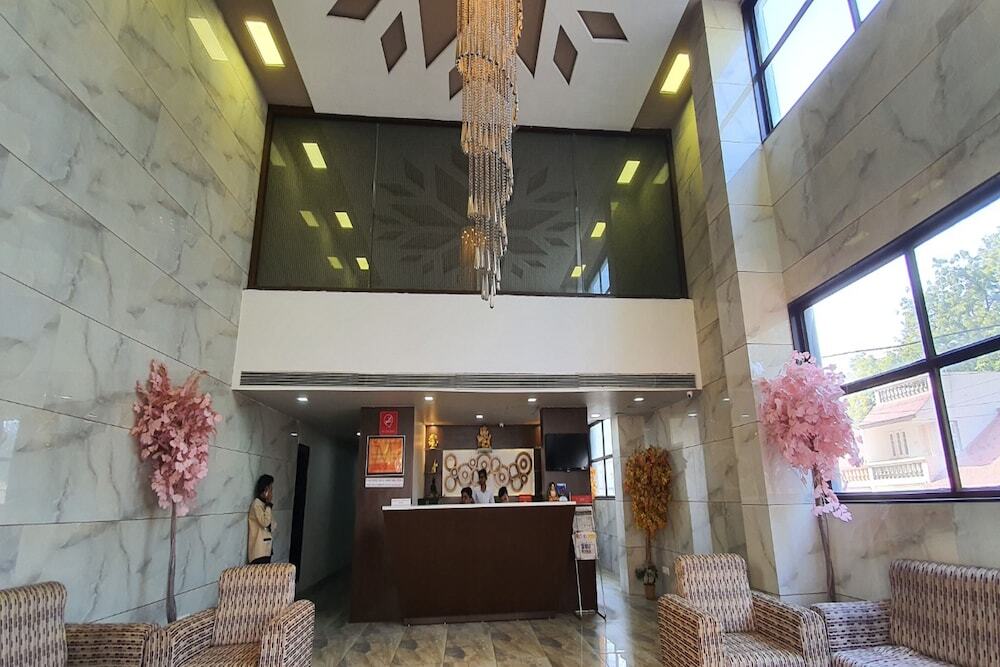 Ананд: The Sky Imperial Hotel The Maison