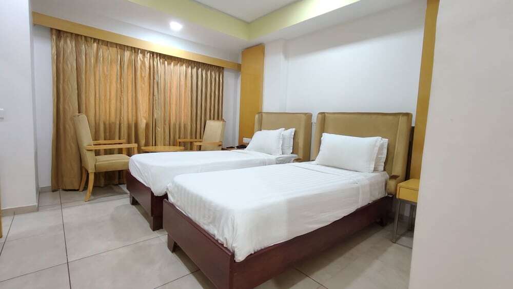 Ананд: The Sky Imperial Hotel The Maison
