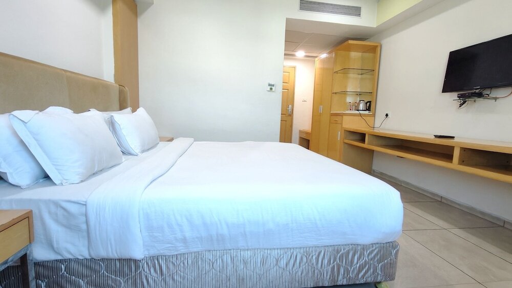 Ананд: The Sky Imperial Hotel The Maison